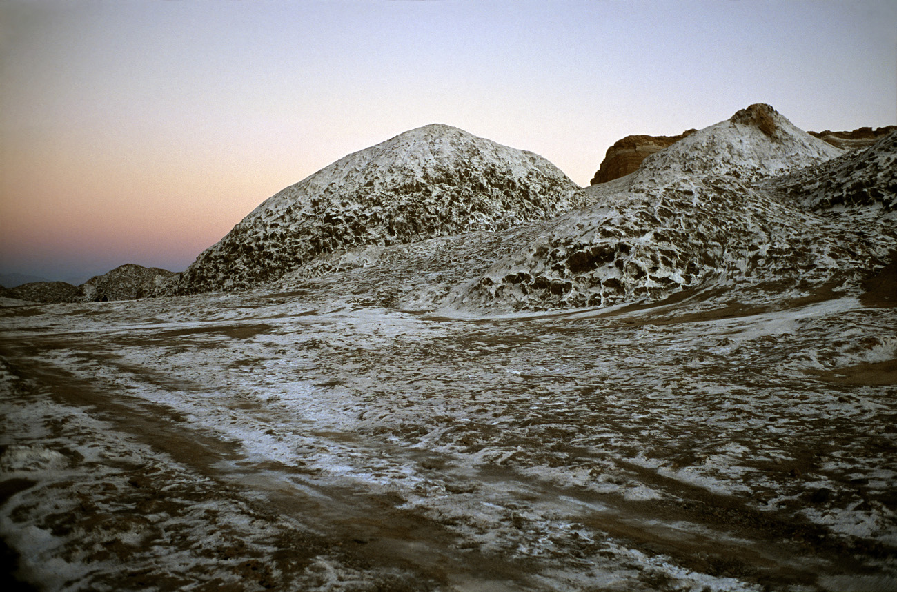 chi_8_37 couleurs et sel.jpg - Atacama Cordillère de Sel le sel affleure en grande quantité sous forme de gros cristaux translucides ressemblant un peu à du quartz